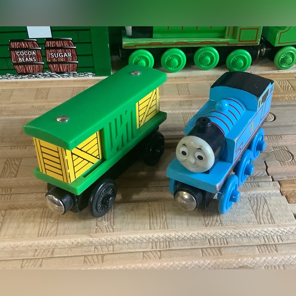 Thomas The Tank Engine and Yellow Box Car Set Thomas Wooden Railway - Picture 5 of 6
